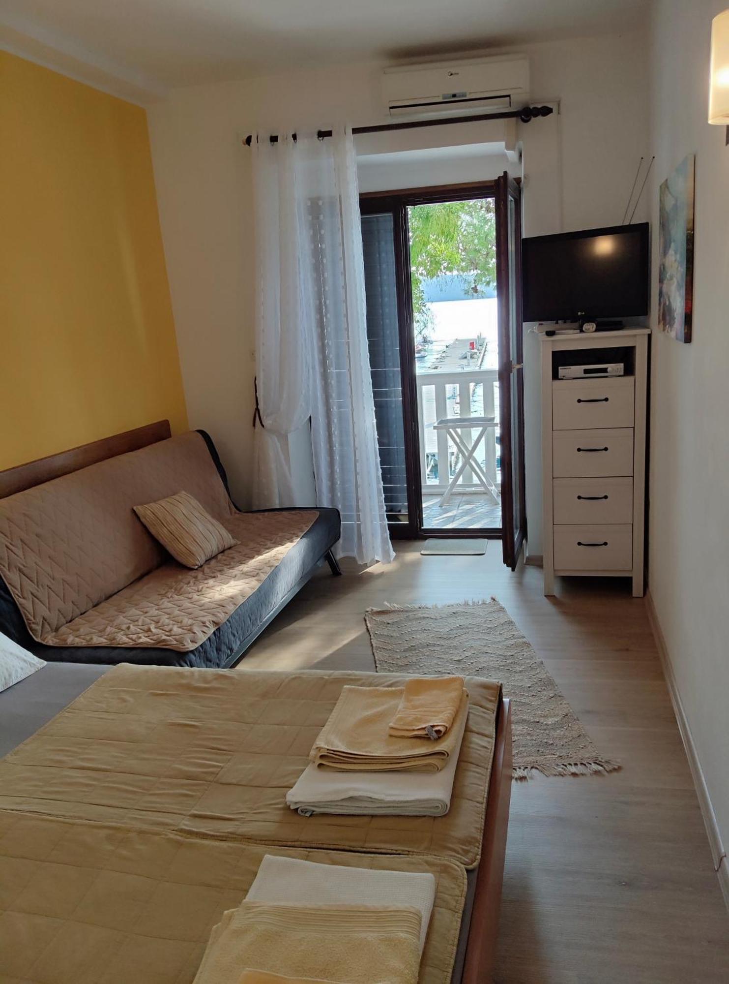 Apartmani Dea Jadranovo Bagian luar foto